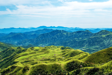 晴空下的连绵群山及高山草甸，中国广东省阳江市阳春市双滘镇鸡笼顶