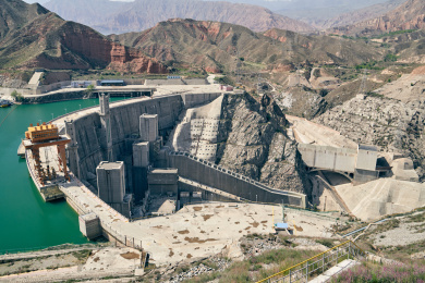 青海省尖扎坎布拉国家森林公园里的李家峡水电站