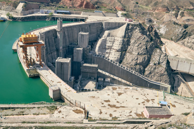 青海省尖扎坎布拉国家森林公园里的李家峡水电站