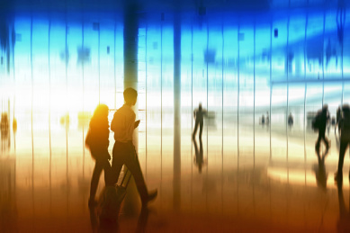 飞机场匆忙来去的人群，模糊的人影