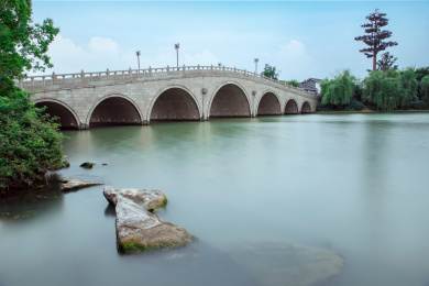 中国苏州市工业园区李公堤景区七彩桥