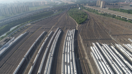 铁路轨道上密集的高速铁路机车