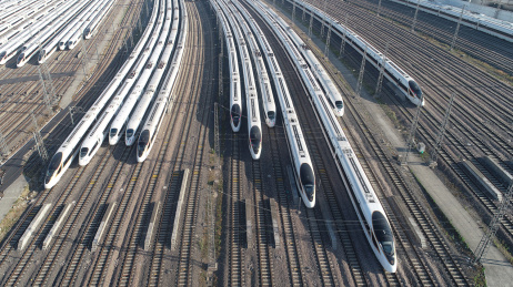 铁路轨道上密集的高速铁路机车