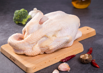 台面上的生鲜鸡 肉类