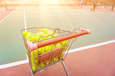 室内网球场所网球的特写