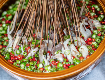 陶器钵里的中国四川传统美食香辣钵钵鸡