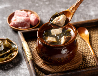 中国美食猪肉海带瓦罐煨汤