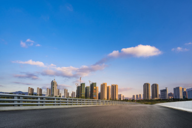 中国福建龙岩城市建筑与宽阔的柏油路