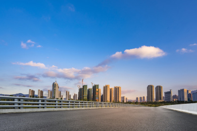 中国福建龙岩城市建筑与宽阔的柏油路