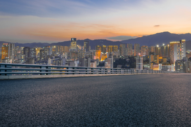 中国福建龙岩城市夜景与一条宽敞的柏油路