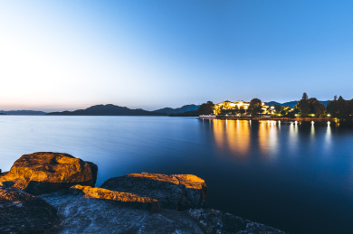 浙江省宁波市余姚梁弄镇四明湖夕阳夜景