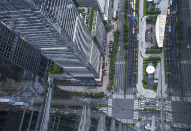 在中国深圳城市建筑大厦顶楼向下俯视街道