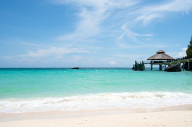 长滩岛夏日午后宁静沙滩大海和海边码头