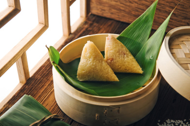 蒸笼里剥开的花生糯米粽子