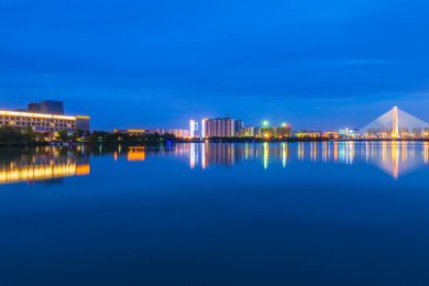 中国江苏省苏州市张家港市沙洲湖远眺城市天际风光