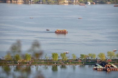 中国杭州西湖白堤龙船春天三月全景
