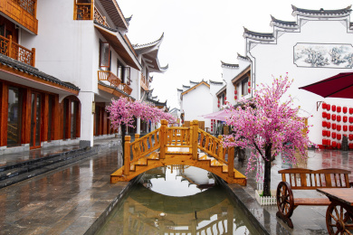 雨中的湖南永州零陵古城步行街的小桥流水景点