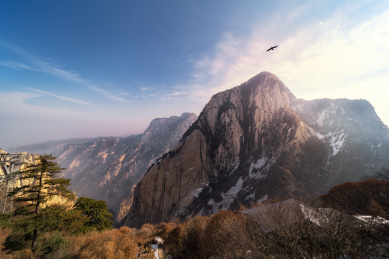 中国陕西淮阴华山山顶冬天的早晨山顶的霞光和一只盘旋的老鹰