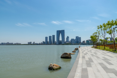 中国苏州市园区环金鸡湖步行街风景