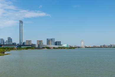 中国苏州市园区环金鸡湖步行街风景