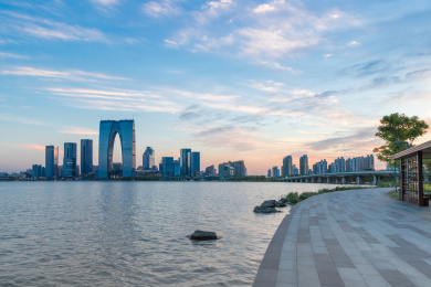 中国苏州市园区环金鸡湖步行街风景