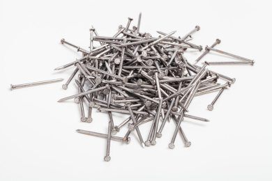 白色背景上散落的一堆铁钉子