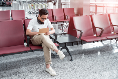 在机场候机的商务亚洲男士