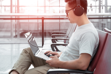 在机场候机的商务亚洲男士