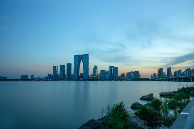中国苏州市湖东傍晚美丽的晚霞苏州中心建筑群