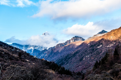 中国四川省西部山区雪山云海自然风光