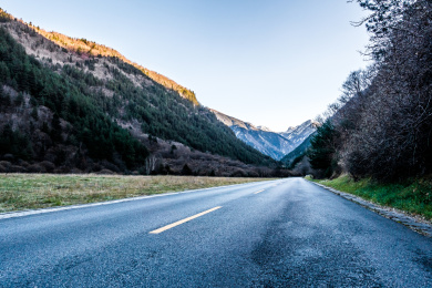 中国四川省雪山道路汽车背景图