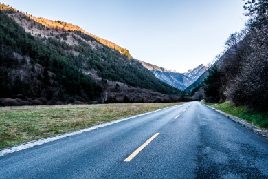 中国四川省雪山道路汽车背景图