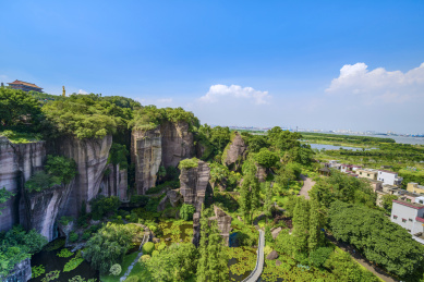 中国广州市番禺区莲花山风景区丹霞地貌奇石山峰森林