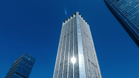 蓝天白云下的玻璃大厦建筑