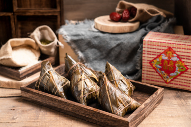 中国风场景中的 摆放整齐的端午节美食粽子