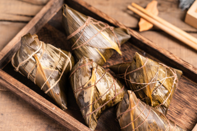 中国风场景中的 摆放整齐的端午节美食粽子