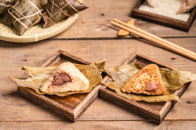 中国风场景中的 切开的端午节美食粽子