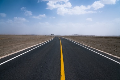 中国西北部甘肃境内空旷笔直的公路
