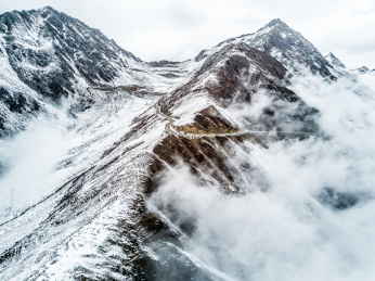 中国西部高原地区的雪山山峰