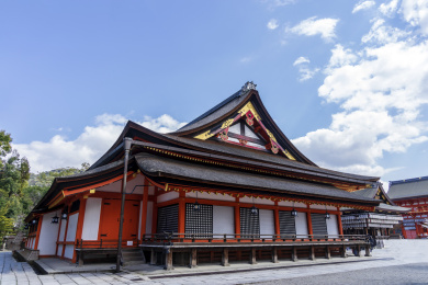 日本京都伏见稻荷大社阳光下的寺庙全景