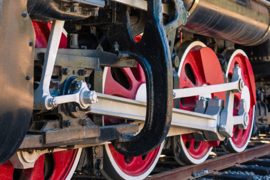 户外红黑涂装的老式蒸汽火车的驱动轮