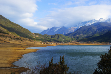 四川川西高原稻城亚丁仙乃日神山下的青蛙海