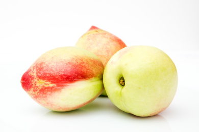 白色背景中的三个白肉油桃