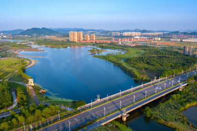 航拍中国安徽省马鞍山市蓝色湖水绿色生态的节庆公园全景