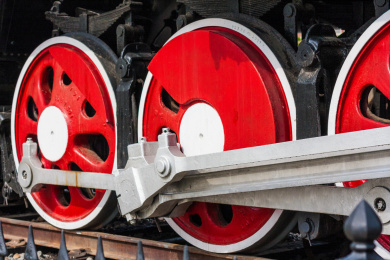 红黑涂装的老式蒸汽火车的驱动轮