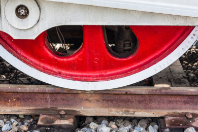 红黑涂装的老式蒸汽火车的驱动轮