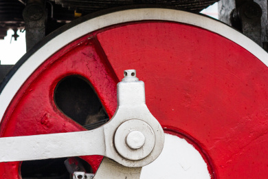 红黑涂装的老式蒸汽火车的驱动轮