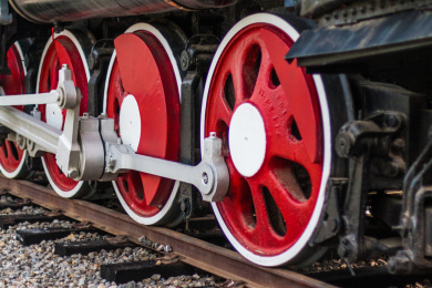 红黑涂装的老式蒸汽火车的驱动轮