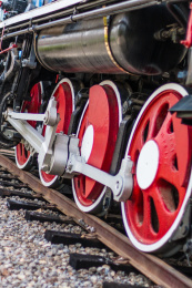 红黑涂装的老式蒸汽火车的驱动轮