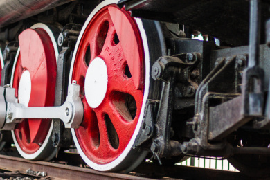 红黑涂装的老式蒸汽火车的驱动轮